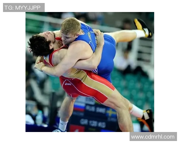 矮男挑战四女摔跤手的惊险对决谁能笑到最后